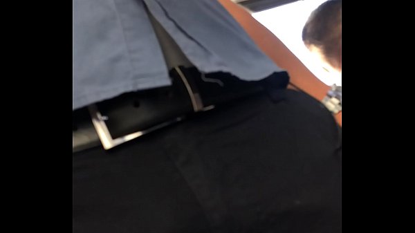 Espiando bulto de joven peruano en el corredor