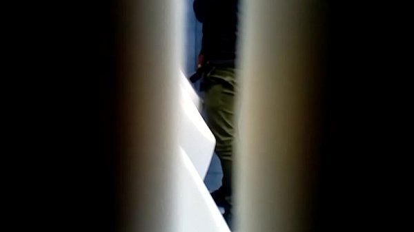 espiando en bathroon 5