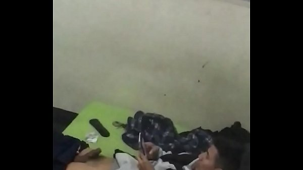 Hetero vergon espiado se filma con su celular Parte 2