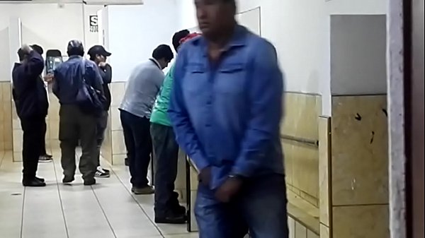 PERUANO GORDITO PINGON EN BAÑO PUBLICO