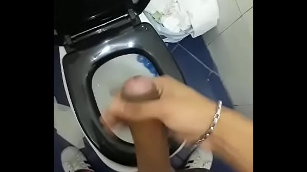chico hetero se masturba en su baño para mi pensando que soy mujer