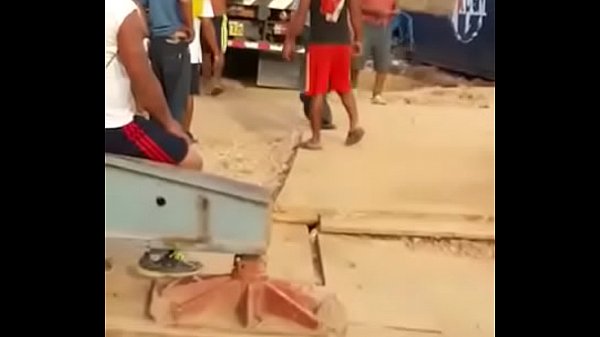 Le bajan el short en publico
