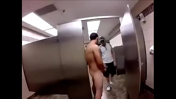 Me las he arreglado para hacer amigos en todos los baños en los que he ido desde la universidad
