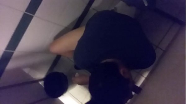 Rica mamada en baño de San Isidro