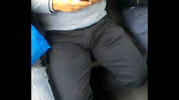 tio piernon con gran bulto en el corredor azul