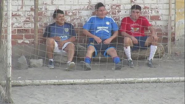 Tres machos peruanos sobando el bulto