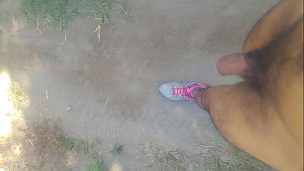 El hace exhibicionismo en el campo