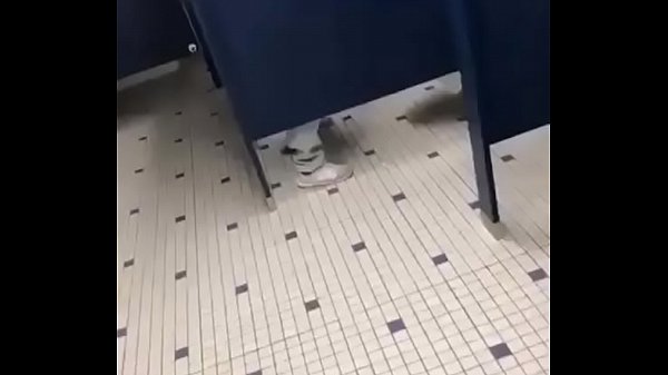 Pajero en el baño público