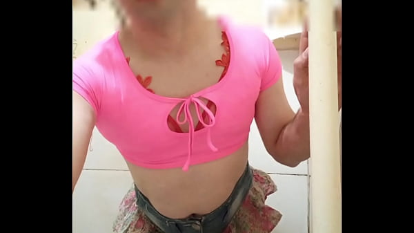 Crossdresser de mini saia casual